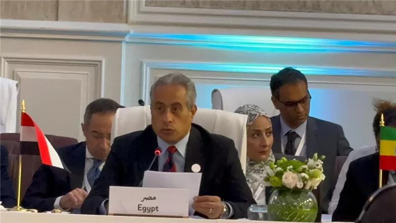 وزير العمل يشارك في 