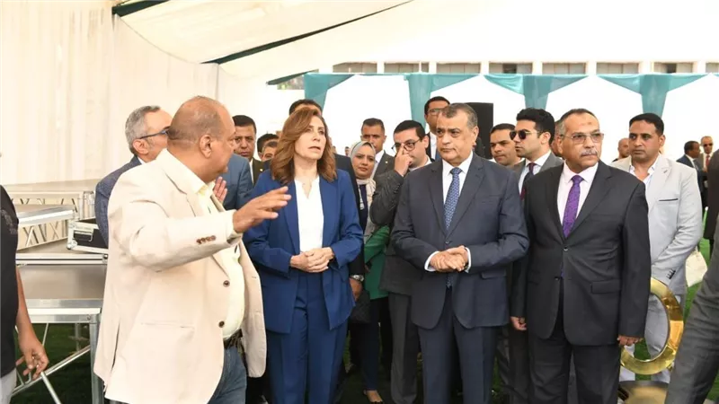 وزيرا الإنتاج الحربي والثقافة يتفقدان ( 8 )  مسارح متنقلة تمهيدًا لأطلاقها لخدمة قرى 