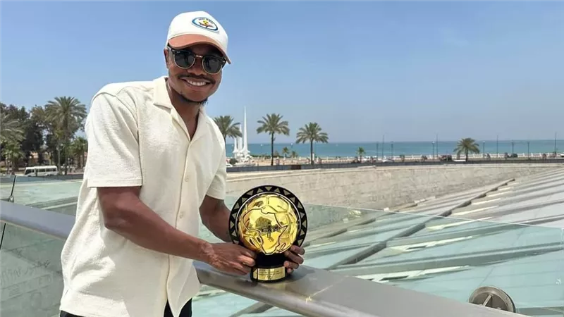 أنا اخترت التاريخ.. بيرسي تاو يحتفل بجائزة أفضل لاعب ودوري الأبطال بالإسكندرية