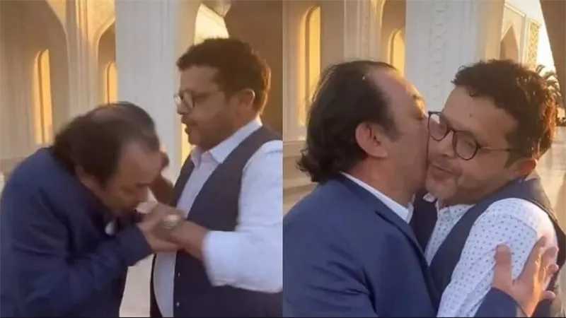 علاء مرسي يقبل يد 