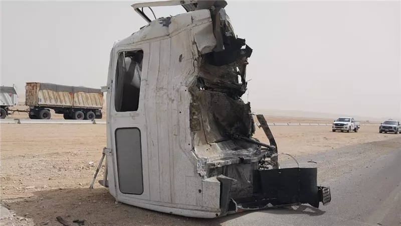 تفاصيل حادث تصادم سيارة نقل بحاجز خرسانى بطريق السويس