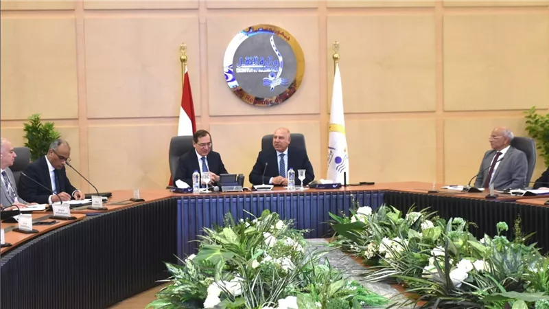وزيرا النقل والبترول والثروة المعدنية يعقدان اجتماعا موسعاً لبحث آخر المستجدات الخاصة بعدد من المشروعات  