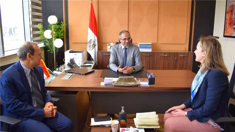 وزير الإسكان يتابع موقف تنفيذ مشروعات مياه الشرب والصرف الصحي الجاري تنفيذها بالتعاون مع بنك الاستثمار الأوروبي