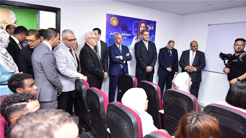 وزير العمل يتابع إختبارات متدربين.. ويتفقد 