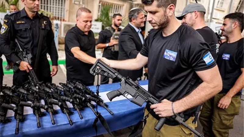 الجيش الإسرائيلى يوزع أسلحة إضافية على المستوطنين فى الضفة الغربية