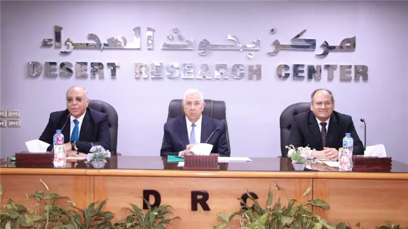 وزير الزراعة يجتمع مع الباحثين وقيادات الوزارة ويؤكد أن البحوث التطبيقية هى الحل لزيادة الإنتاجية 