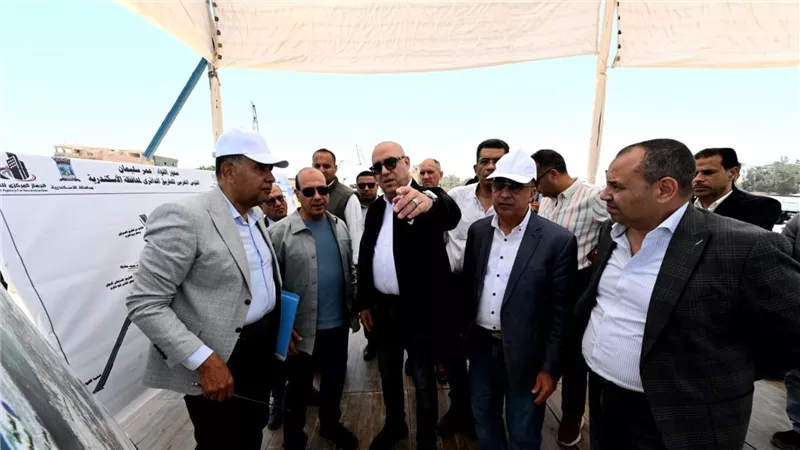 وزير الإسكان ومحافظ الإسكندرية يتفقدان مشروع إنشاء القوس الغربى لمحور اللواء عمر سليمان 