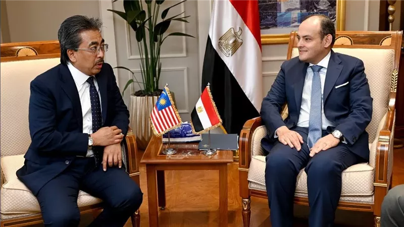 وزير التجارة والصناعة يبحث مع وزير الزراعة والسلع الماليزي فرص تعزيز التعاون التجاري 