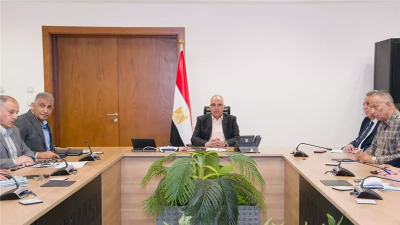 سويلم يتابع حالة الرى والموقف المائى بالمحافظات خلال فترة أقصي الإحتياجات المائية الحالية