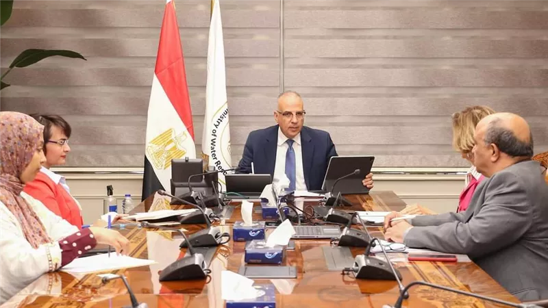 سويلم يلتقى رئيس لجنة الرى بغرفة الصناعة الفرنسية 