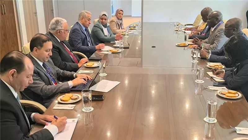 وزير العمل يلتقى نظيرة الزيمبابوي لبحث الملفات المشتركة 