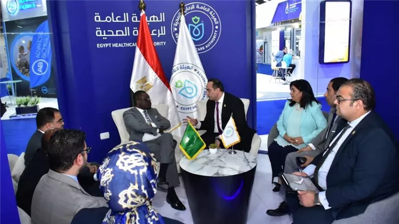 رئيس الرعاية الصحية يلتقي مع المدير العام لمركز الوقاية ومكافحة الأمراض الأفريقي 