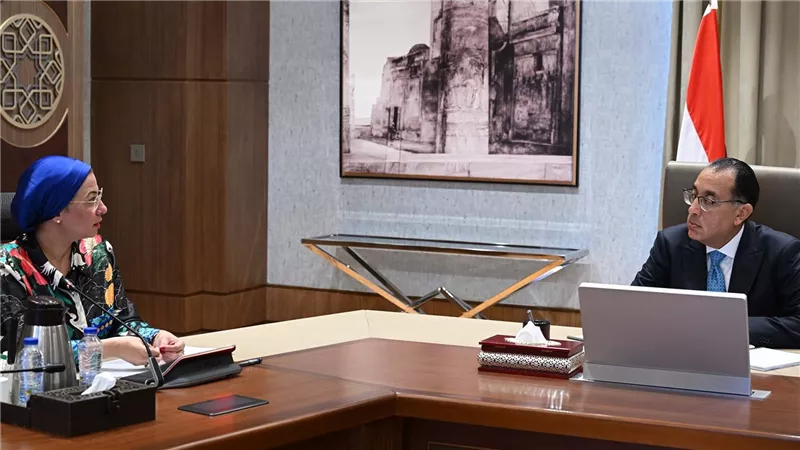 رئيس الوزراء يُتابع مع وزيرة البيئة بعض ملفات العمل