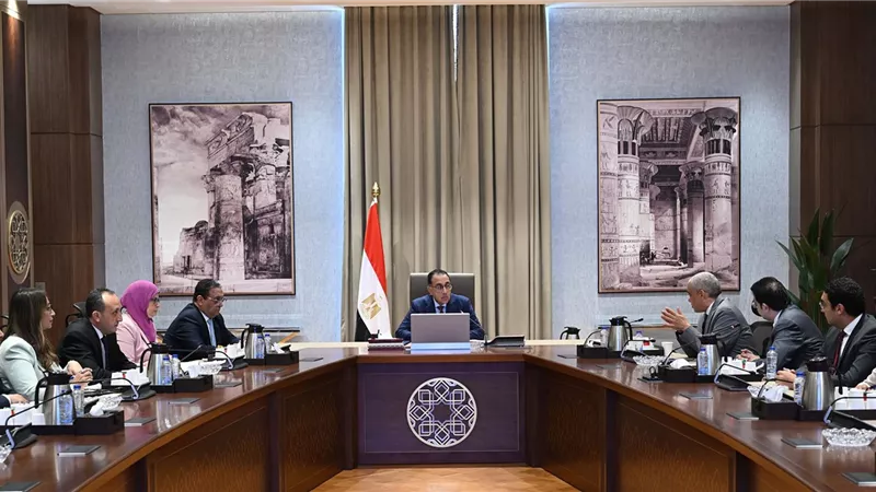 رئيس الوزراء يلتقي مسئولي مجموعة 