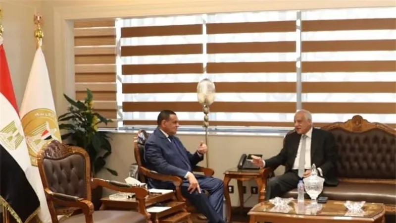 وزير التنمية المحلية يتابع مع محافظ الجيزة موقف تنفيذ مشروعات الخطة الاستثمارية و