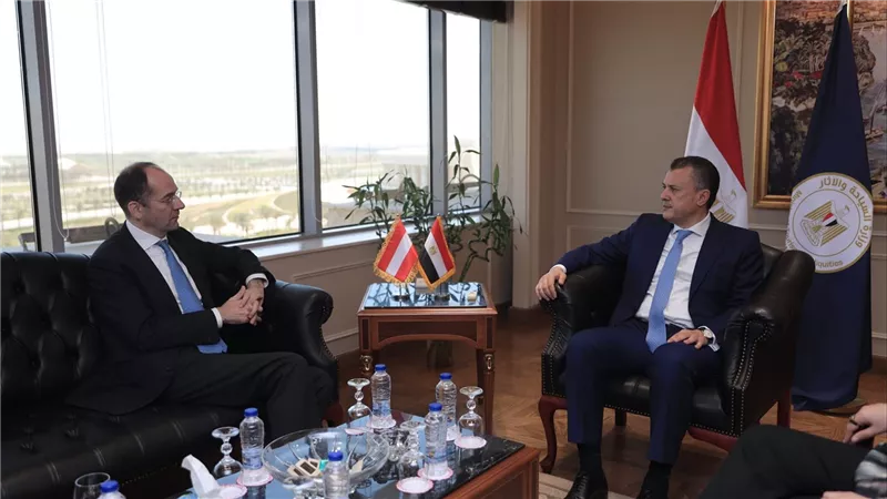 وزير السياحة والآثار يبحث مع سفيري ألمانيا والنمسا وضع السائحين الذين حجزوا رحلاتهم مع FTI