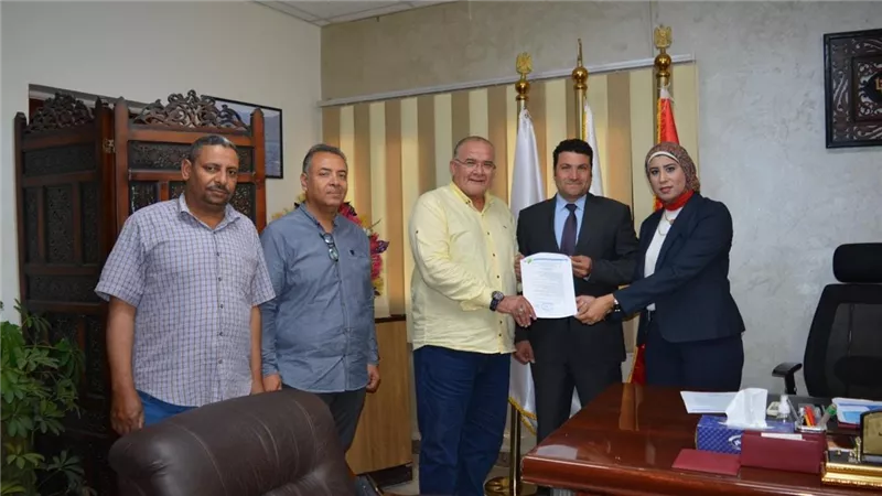 شركة Qcs midle east  الدولية تمنح جهاز مدينة السويس الجديدة شهادات الإيزو