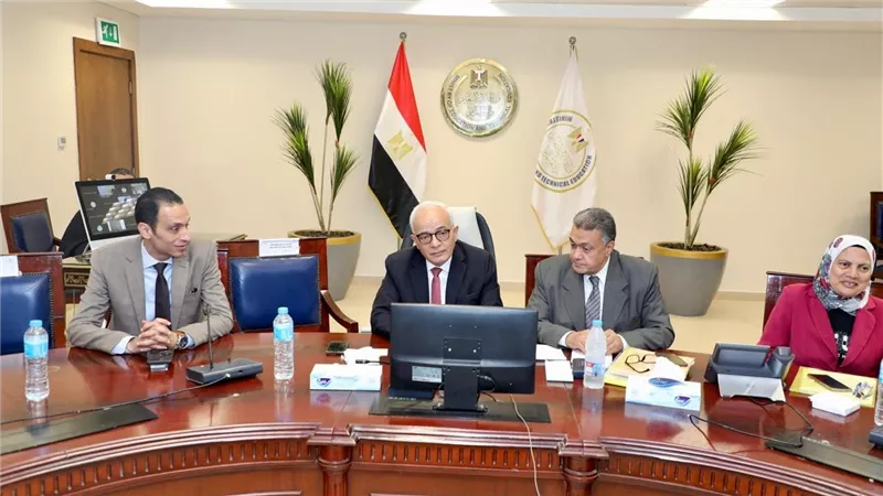 وزير التربية والتعليم يتابع ثاني أيام امتحانات الثانوية العامة من خلال غرفة العمليات المركزية بالوزارة