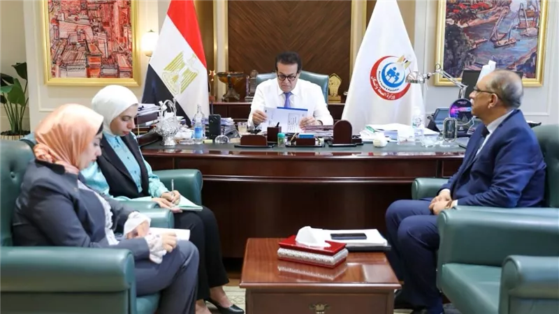 وزير الصحة يستعرض الاستراتيجية الوطنية للسكان والتنمية ويثمن جهود الجهات المشاركة في تنفيذها