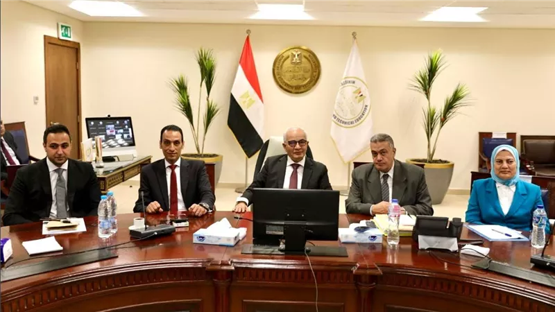 وزير التربية والتعليم يتابع امتحانات الثانوية العامة لمادة اللغة الثانية من خلال غرفة العمليات المركزية بالوزارة