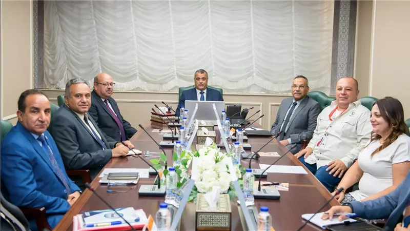 وزير الدولة للإنتاج الحربي يستقبل ممثلي شركة 