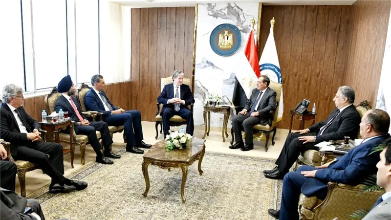 وزير البترول يستقبل جيمس روبرت ماجواير رئيس مجموعة كارلايل العالمية