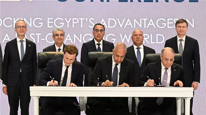رئيس الوزراء يشهد توقيع الاتفاقية الخاصة بمشروع إنتاج الهيدروجين الأخضر