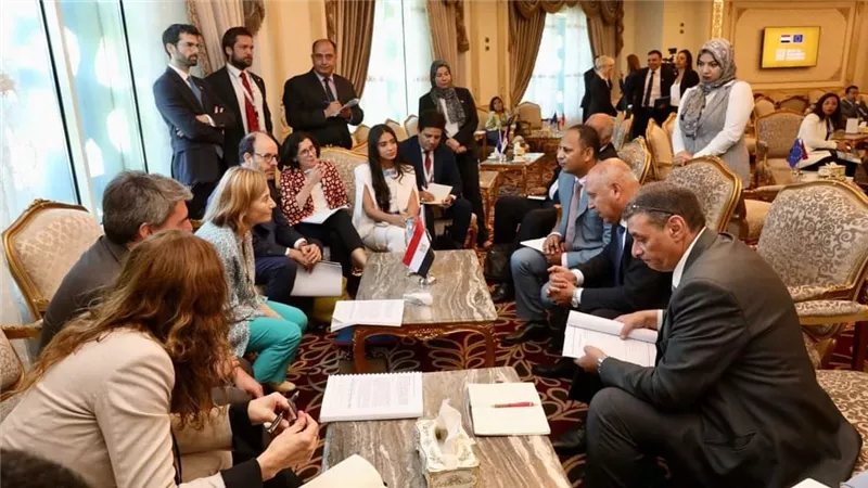 على هامش فعاليات مؤتمر الاستثمار المصري الاوربي.. وزير النقل يلتقي نائب  رئيس بنك الاستثمار الأوروبي ( EIB)
