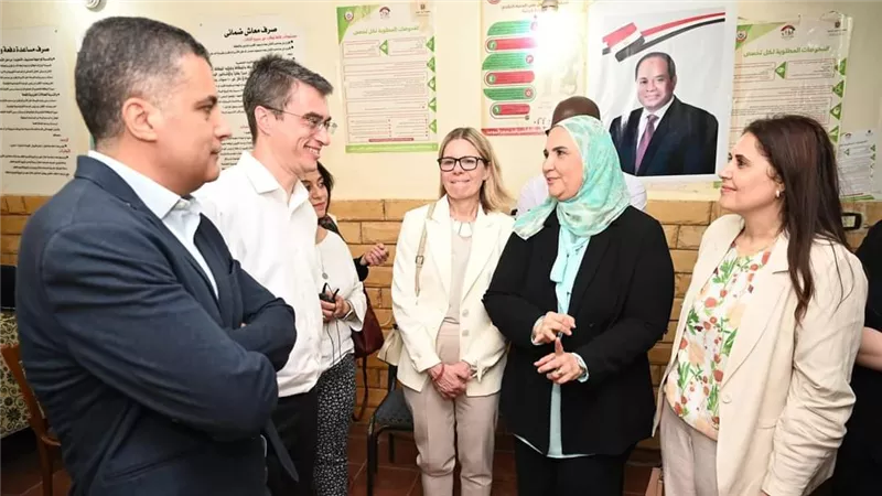 وزيرة التضامن الاجتماعي ووفد من البنك الدولي يتفقدان سير العمل بوحدة الخازندار بالقاهرة 