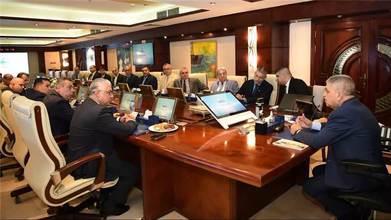 رئيس قناة السويس ورئيس الهيئة الاقتصادية يشهدان توقيع عقد بين شركة 
