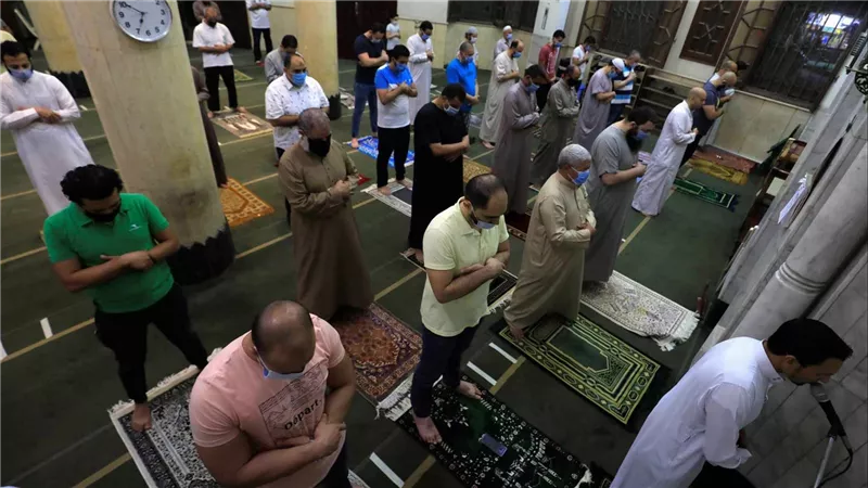الأزهر للفتوى يوضح حكم من فاتته تكبيرة الإحرام مع الإمام فى صلاة الجماعة