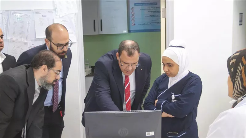 الرعاية الصحية تكثف جهودها بتفقد المجمع الطبي بالسويس لضمان إنتظام العمل
