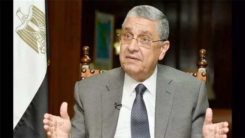 وزير الكهرباء يودع العاملين وأفراد الأمن بالوزارة ويرحل فى سيارته الخاصة