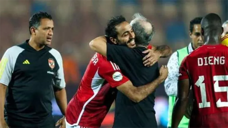لإنهاء الأزمة.. كهربا يعتذر لمساعد كولر