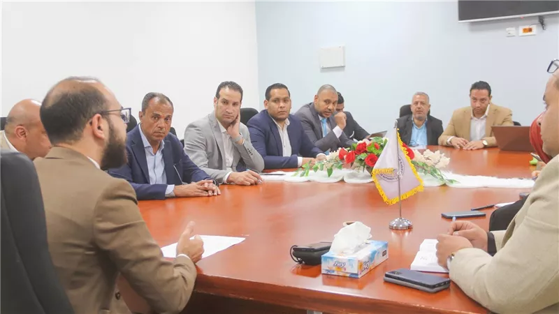 نائب مديرهيئة الرعاية الصحية بالسويس يترأس الإجتماع التوجيهي الصباحي