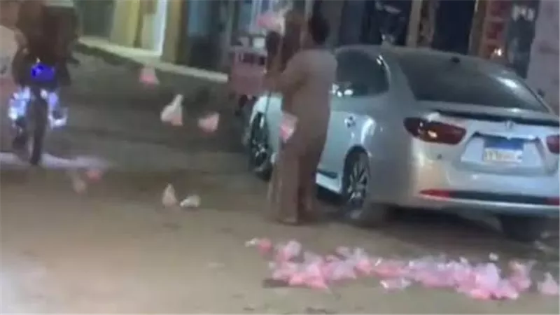 بعدما أبكى المصريين في العيد.. الهدايا تنهال على بائع غزل البنات