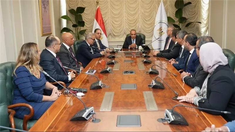 وزير الخارجية والهجرة وشئون المصريين بالخارج يجتمع مع قيادات وأعضاء قطاع الهجرة بالوزارة