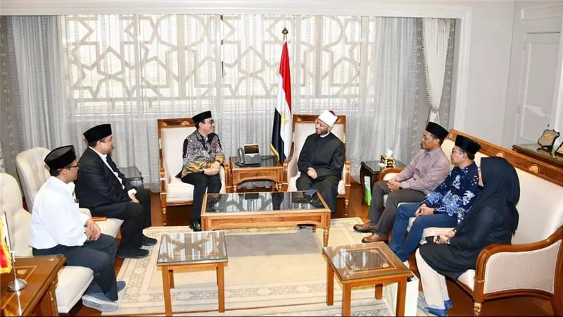 وزير الأوقاف يستقبل نائب الأمين العام لمجلس العلماء الإندونيسي
