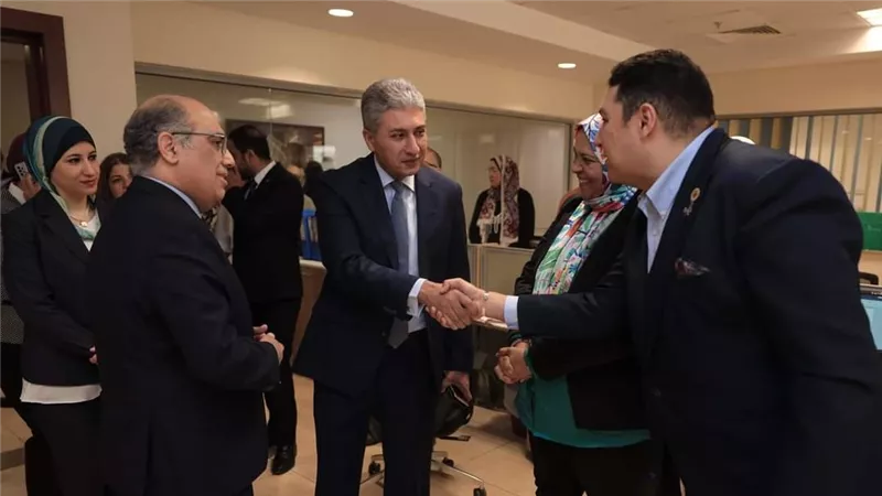 وزير السياحة والآثار يعقد جولة للتعرف على الموظفين والعاملين بالإدارات المختلفة والهيئات التابعة لها