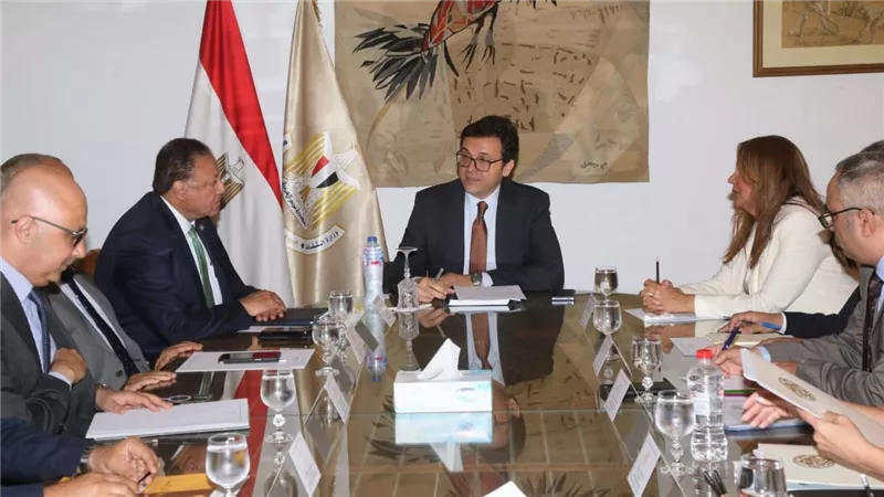 وزير الثقافة يعقد اجتماعًا موسعًا مع رؤساء الهيئات والقطاعات التابعة للوزارة 