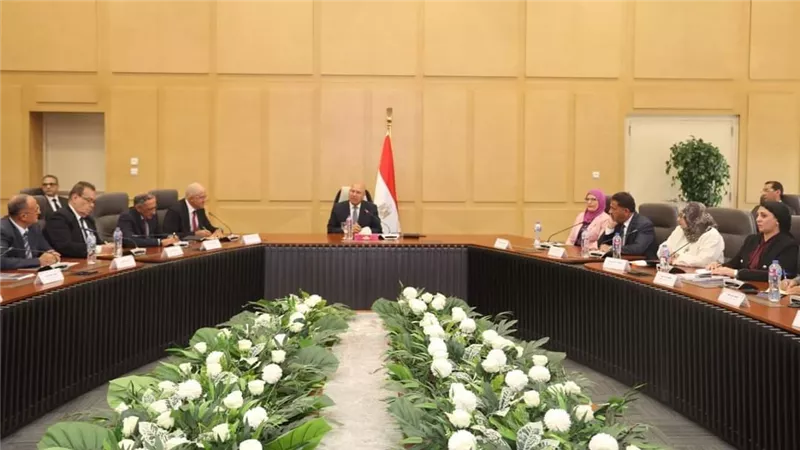 كامل الوزير يعقد لقاءا موسعا مع أعضاء اتحاد الصناعات المصرية ورؤساء الغرف الصناعية
