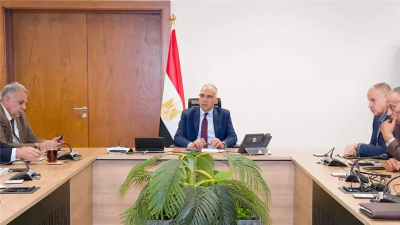 وزير الري يتابع الموقف المائى خلال فترة أقصى الإحتياجات  المائية