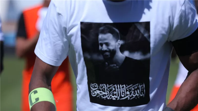 قبل مباراة الداخلية.. لاعبو فاركو يرتدون تيشيرتات بصورة الراحل أحمد رفعت