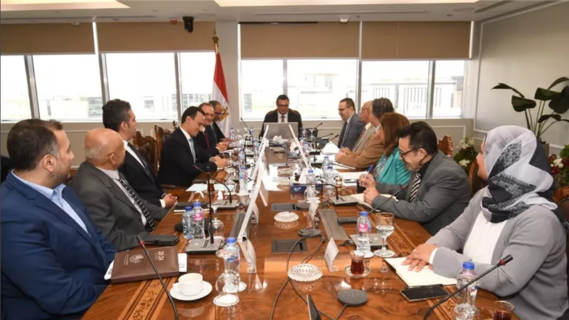 وزير الإسكان يتابع موقف خدمات مياه الشرب والصرف الصحى على مستوى الجمهورية