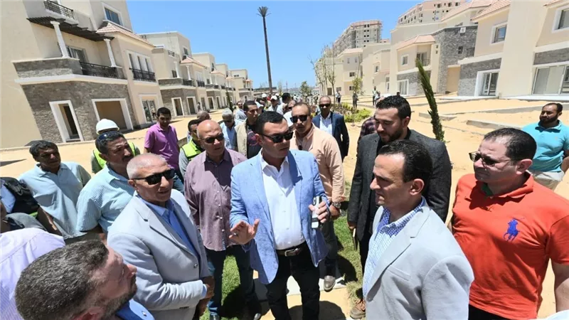 وزير الإسكان يتفقد موقف تنفيذ 3068 وحدة.. و310 فيلات بالتجمع العمراني 