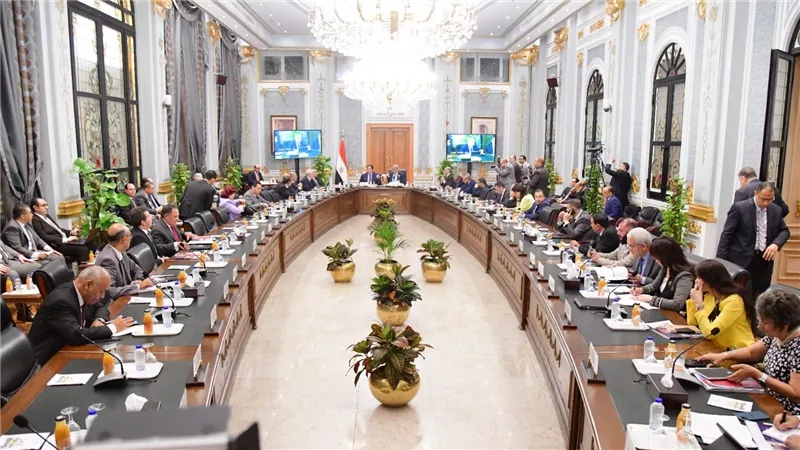 وزير العمل يُلقى بيان 