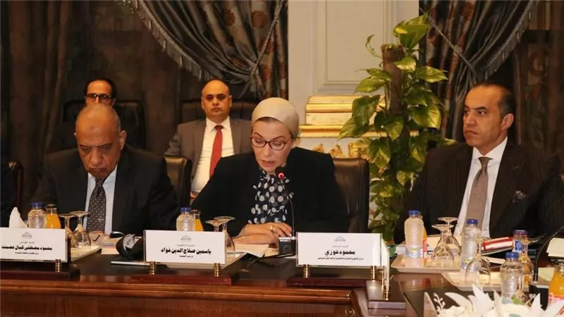 وزيرة البيئة تستعرض برامج محور البيئة فى برنامج الحكومة الجديد