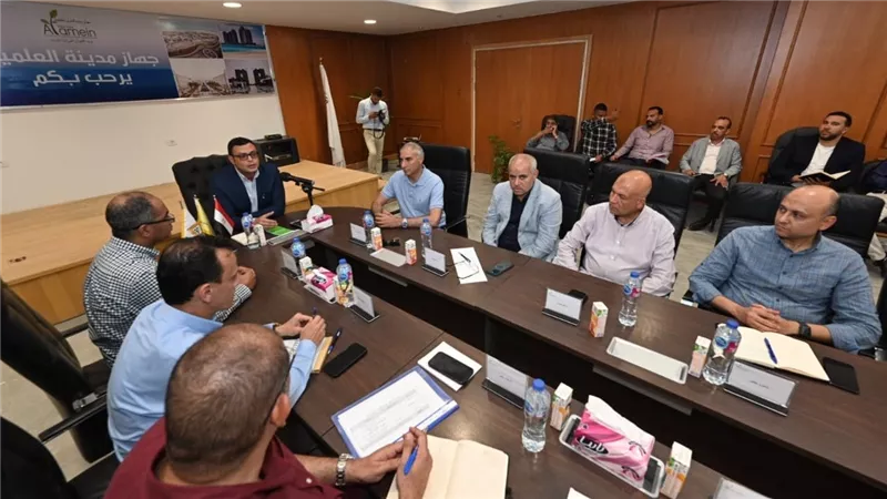 وزير الإسكان يتابع مع جميع الشركات العاملة بمشروعات مدينة العلمين الجديدة الموقف التنفيذى