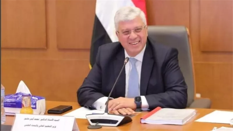 عاشور: زيادة الاستفادة من العلماء والباحثين المصريين في الخارج