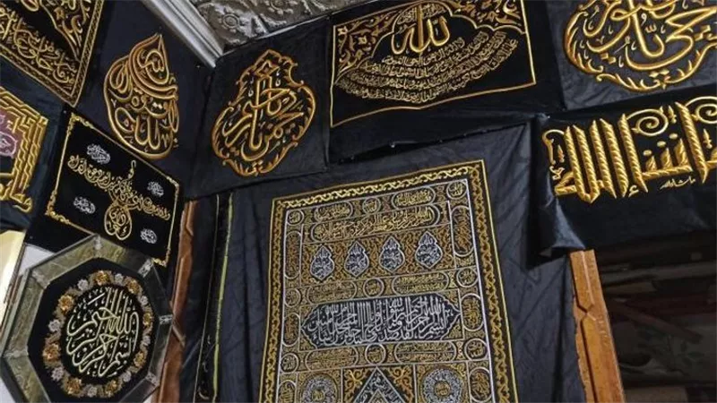 تزن 1350 كيلو جراما وارتفاع 14 مترا .. تعرف على تفاصيل كسوة الكعبة المشرفة